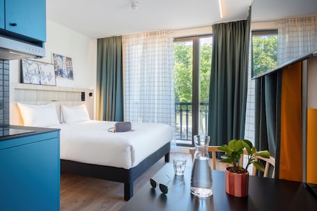 Caja de seguridad en la habitación, muebles diferentes y escritorio