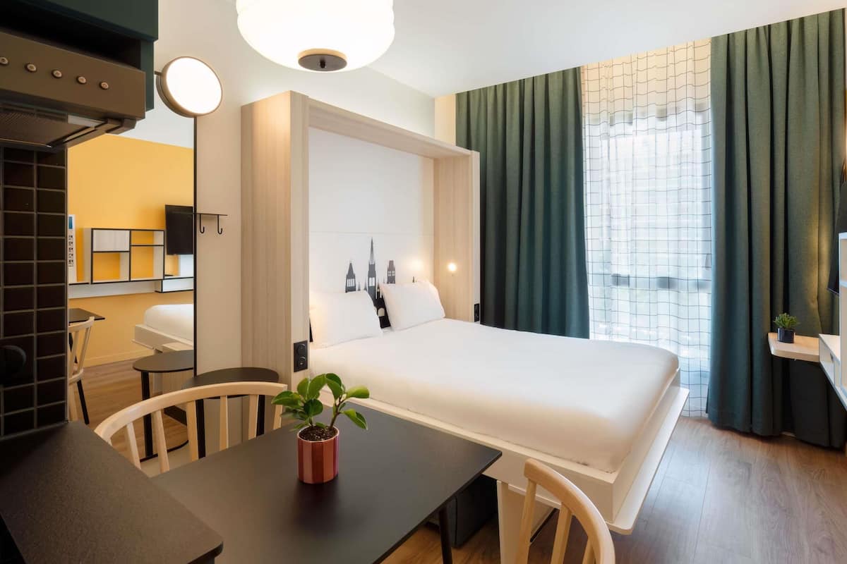 Studio, 1 Doppelbett | Zimmersafe, individuell eingerichtet, Schreibtisch