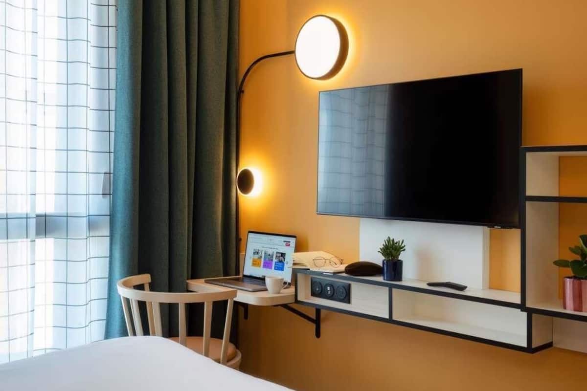 Estudio, 1 cama matrimonial | Caja de seguridad en la habitación, muebles diferentes y escritorio