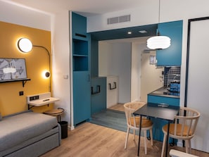 A compact living space with a kitchenette, a dining area, and a sofa. - Aparthotel Adagio Access Rouen Centre Cathédrale (Rouen)