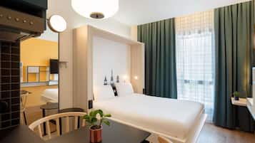 Studio, 1 Double Bed | In-room safe, desk, laptop workspace, blackout drapes