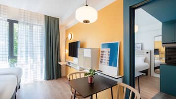 Estudi, 2 llits individuals | Caixa forta a l'habitació, mobiliari individual i escriptori