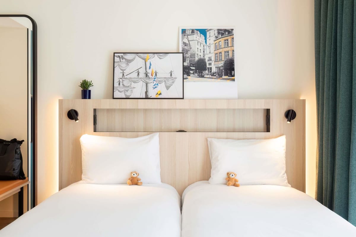 Studio, 2 Single Beds | In-room safe, individually furnished, desk, laptop workspace