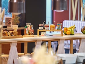 Un buffet de petit-déjeuner proposant une variété d’aliments et d’accompagnements.