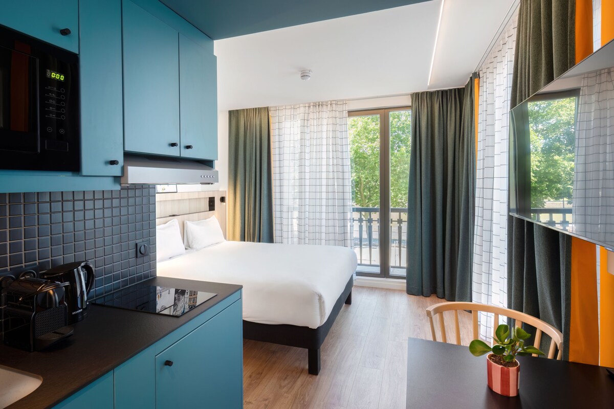 Studio, 1 Double Bed | In-room safe, desk, laptop workspace, blackout drapes