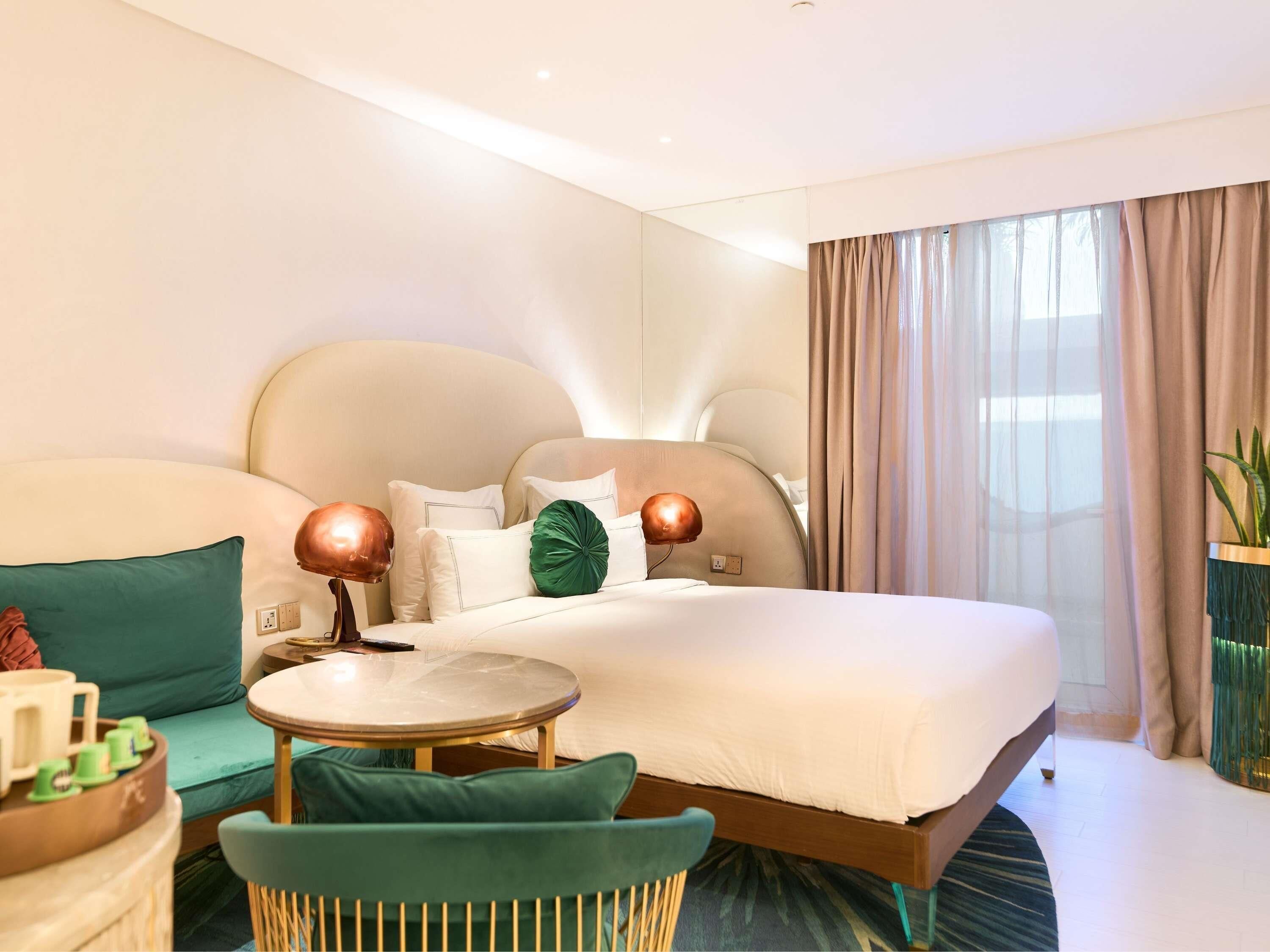 Deluxe-huone, 1 suuri parisänky | Allergiatestatut vuodevaatteet, minibaari, tallelokero huoneessa