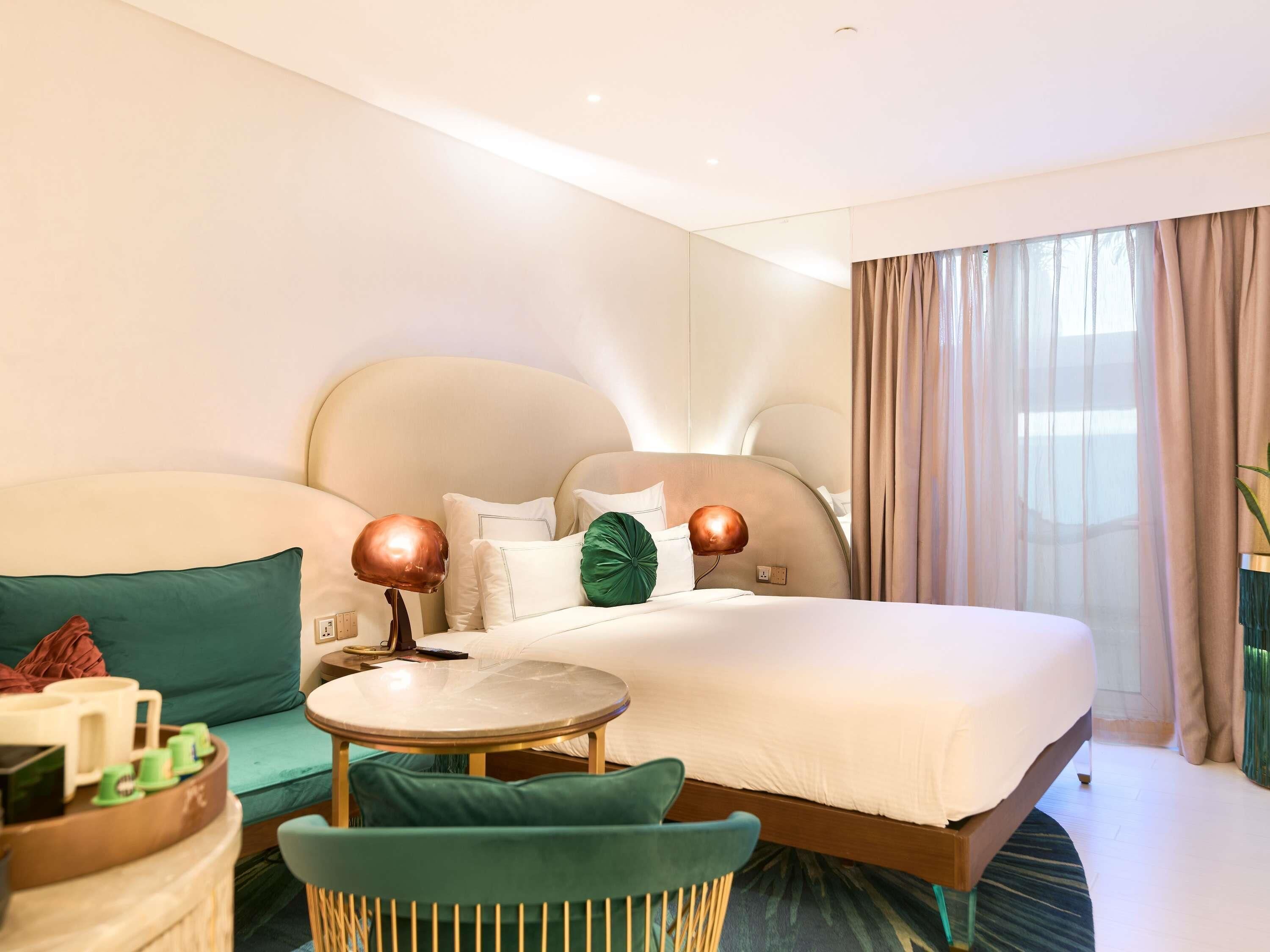 豪華客房, 1 張特大雙人床 | 防敏寢具、迷你吧、房內夾萬、書桌