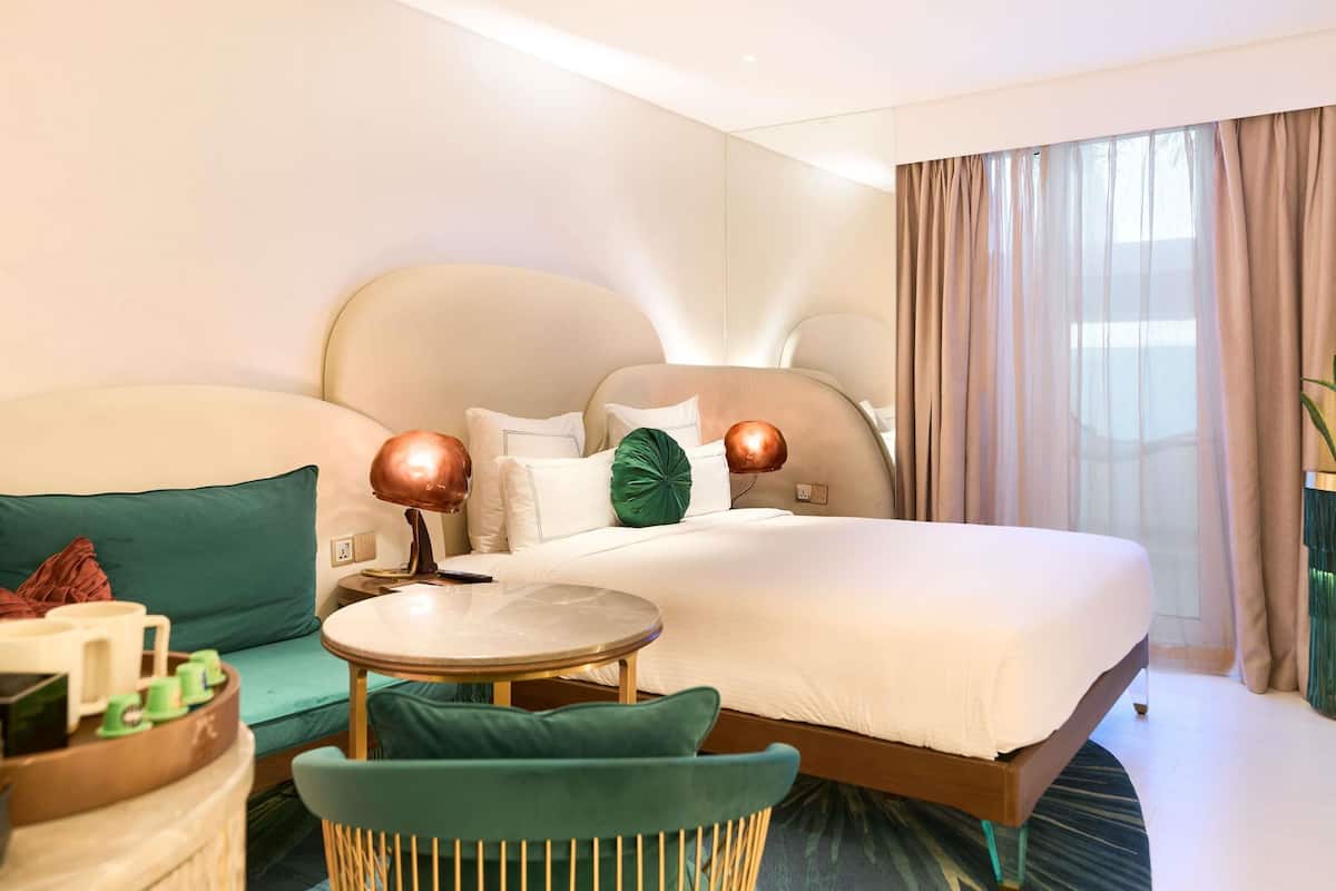 Deluxe-rum - 1 kingsize-säng | Allergitestade sängkläder, minibar och värdeförvaringsskåp på rummet