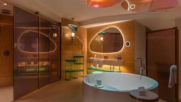 Suite, 1 kingsize bed, balkon | Badkamer | milieuvriendelijk toiletgerief, een haardroger, badjassen, pantoffels