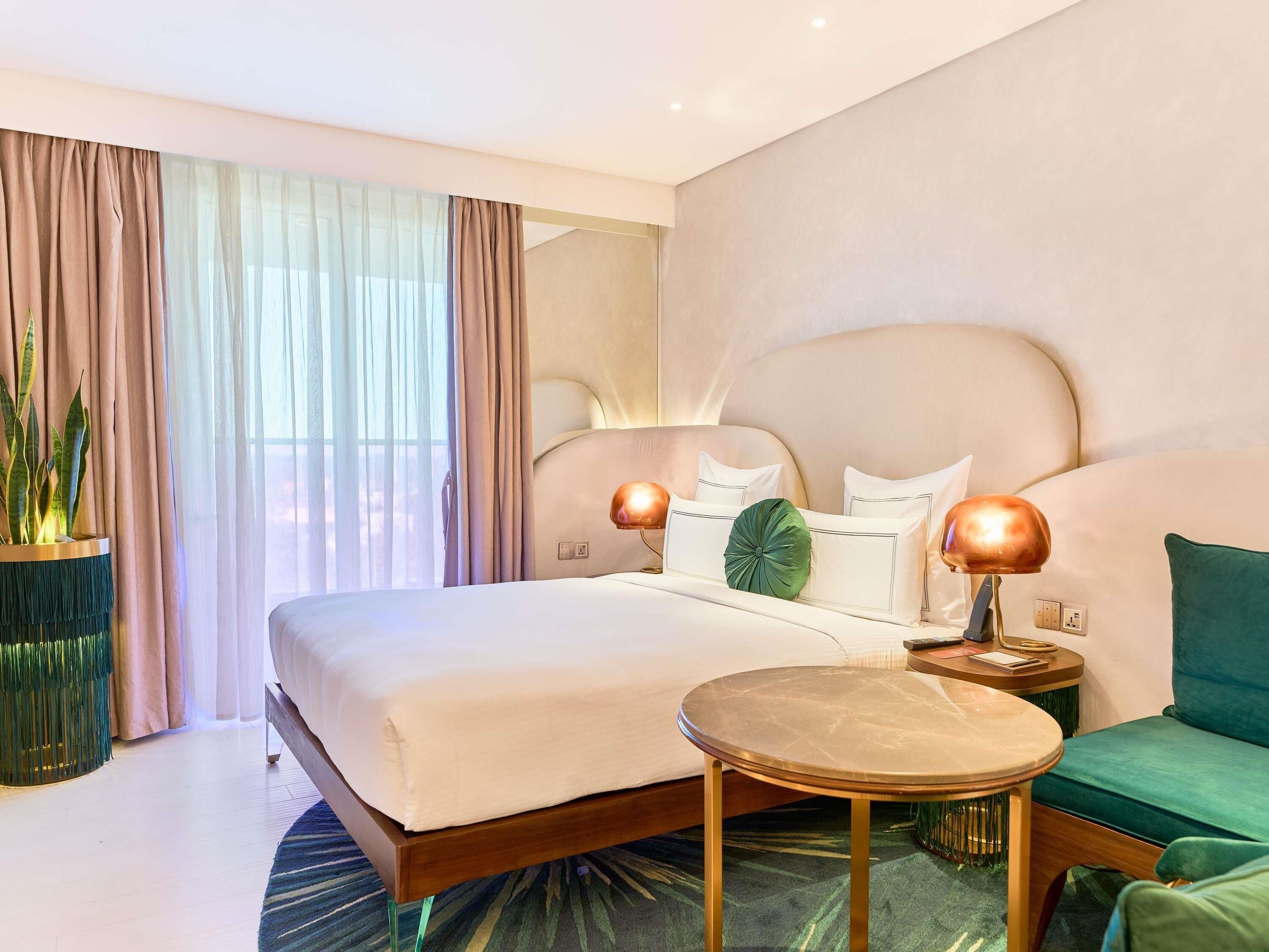 Habitación Deluxe, 1 cama King size, balcón | Ropa de cama hipoalergénica y minibar 