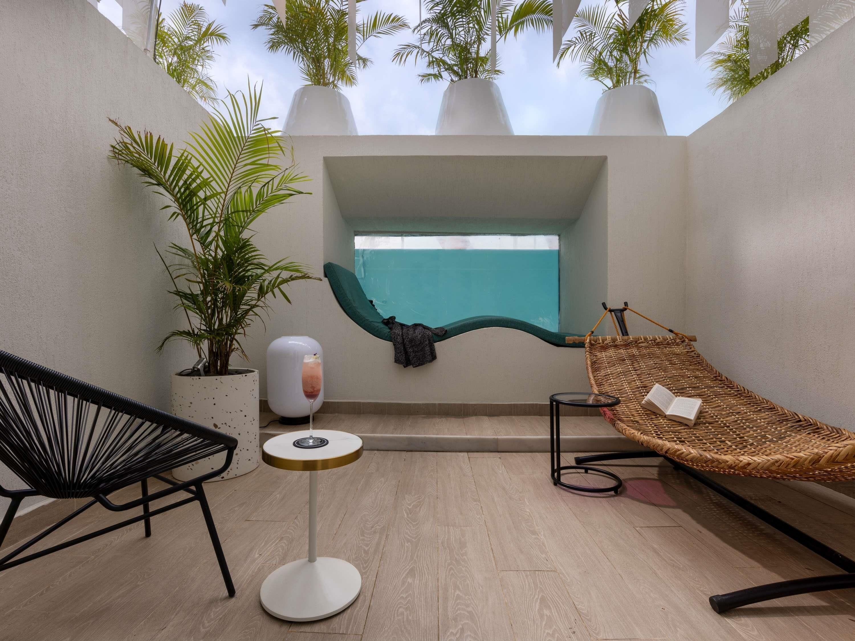 豪華客房, 1 張特大雙人床 | 防敏寢具、迷你吧、房內夾萬、書桌