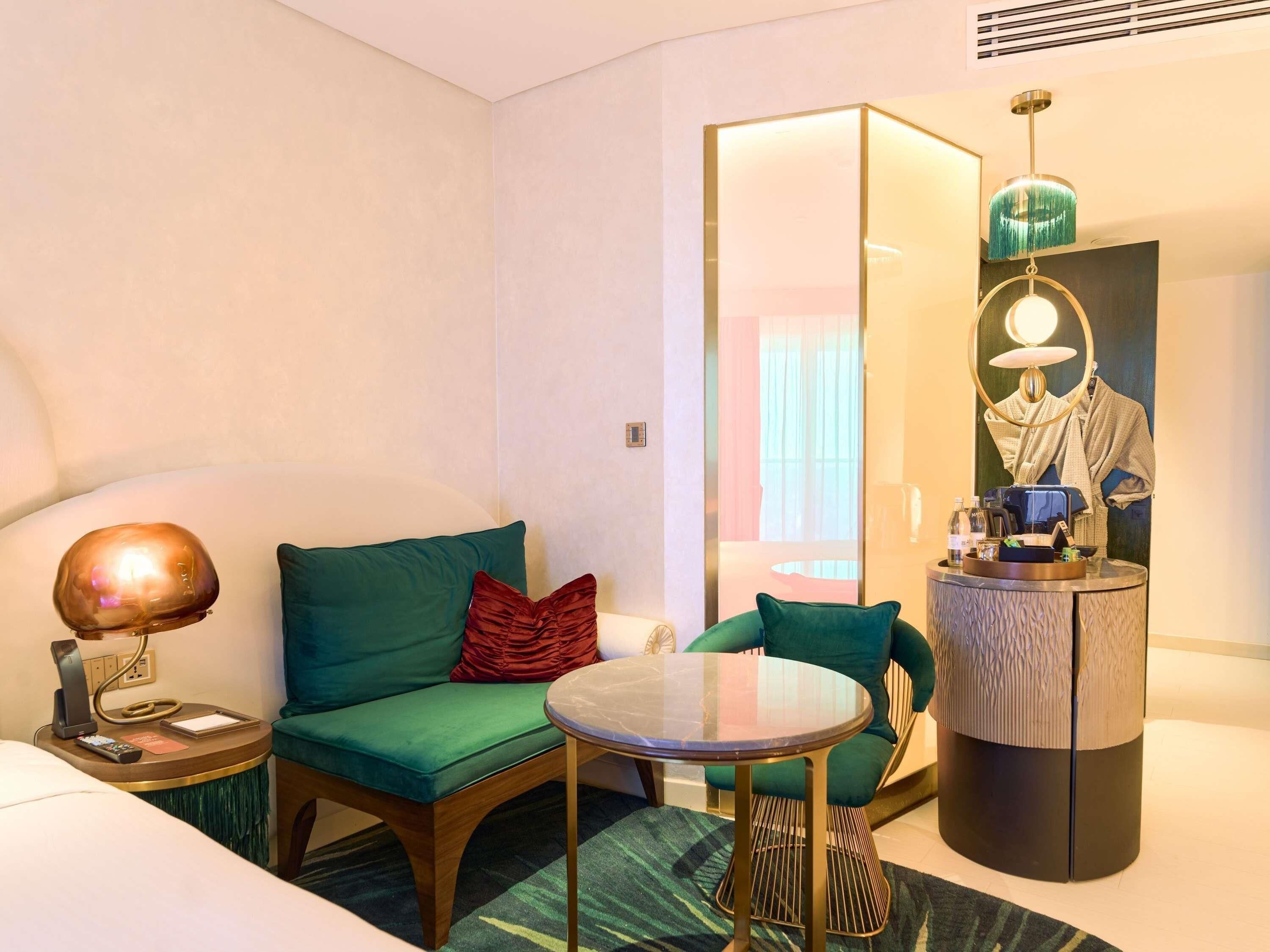 Habitación Deluxe, 1 cama de matrimonio grande, balcón | Ropa de cama hipoalergénica, minibar, caja fuerte y escritorio