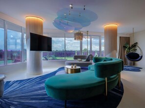 Suite, 1 cama King size, balcón | Ropa de cama hipoalergénica y minibar 