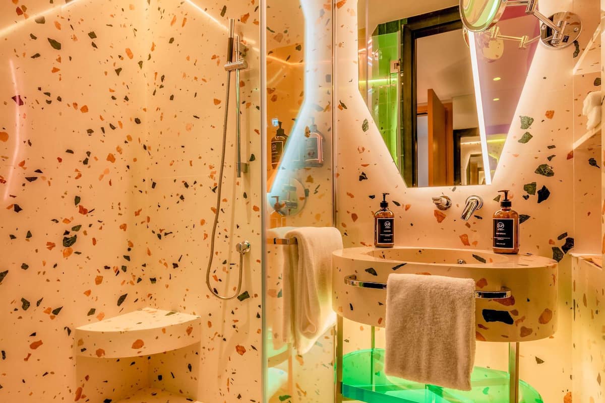 1 sovrum, allergitestade sÀngklÀder och minibar