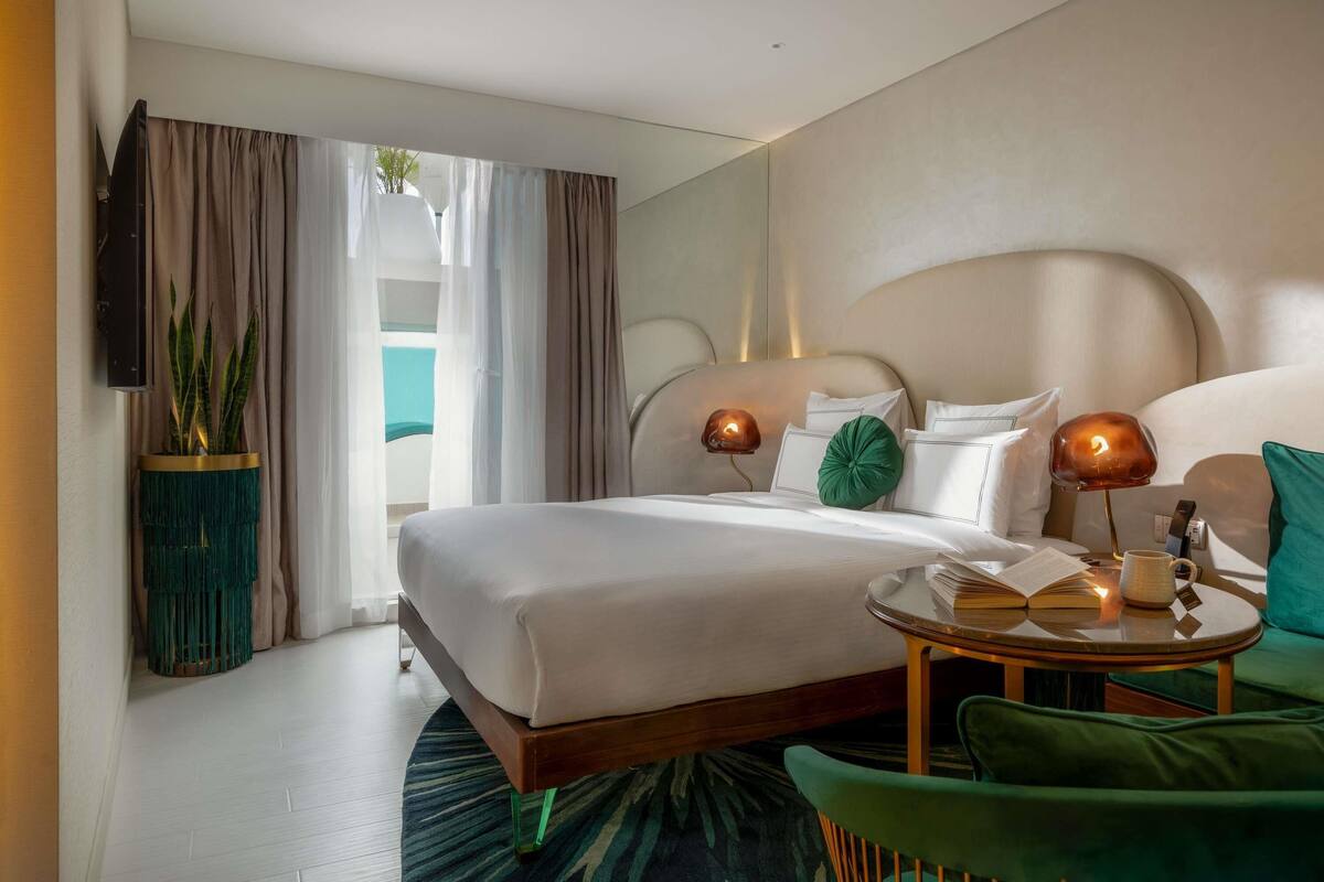 Deluxe Room, 1 King Bed | 1 bedroom, hypo-allergenic bedding, minibar, in-room safe