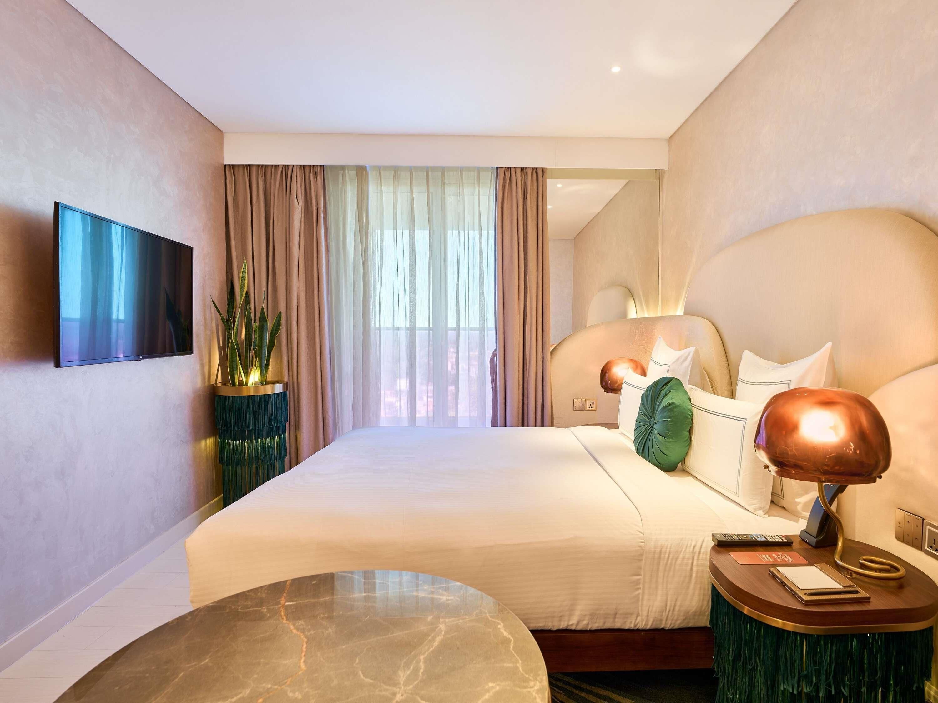 Deluxe-huone, 1 suuri parisänky, parveke | Allergiatestatut vuodevaatteet, minibaari, tallelokero huoneessa