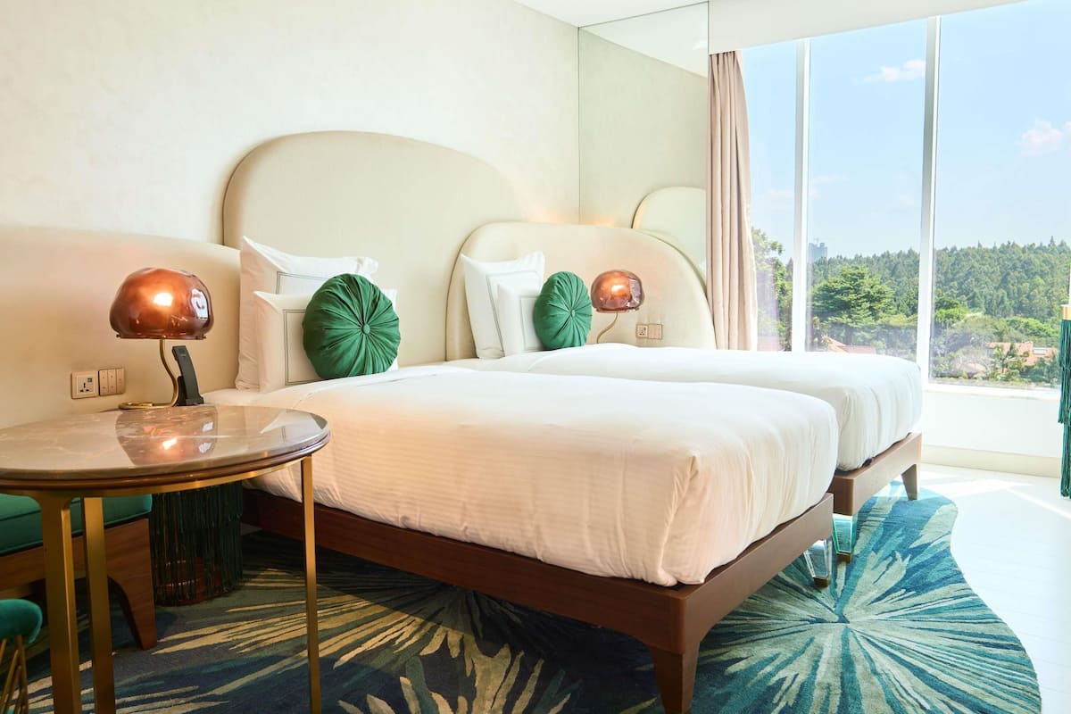 Superior-rum - 2 enkelsängar | Allergitestade sängkläder, minibar och värdeförvaringsskåp på rummet