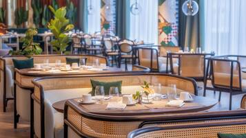3 restaurants; breakfast, lunch, dinner, and brunch served