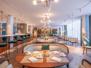 Desayuno buffet todos los días (KES 4800 por persona)