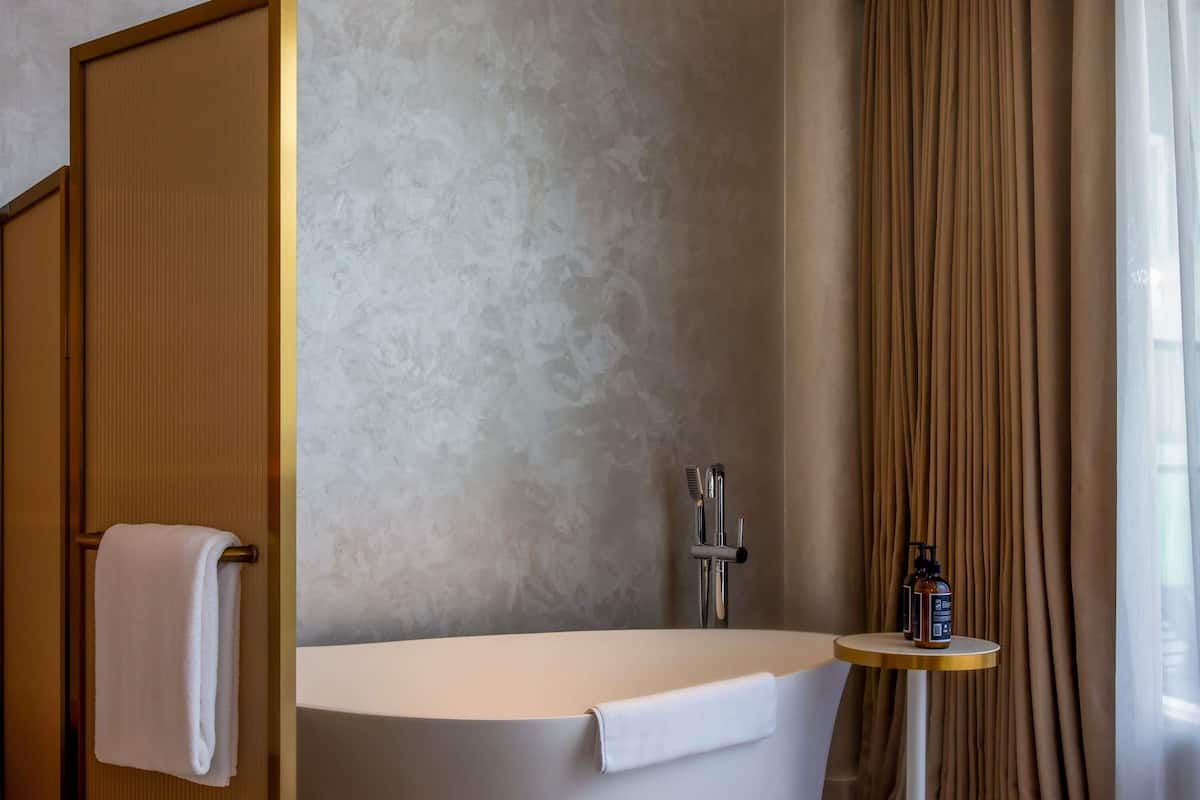 Suite junior, 1 cama de matrimonio grande (Gem, Karura Forest view) | 1 dormitorio, ropa de cama hipoalergénica, minibar y caja fuerte