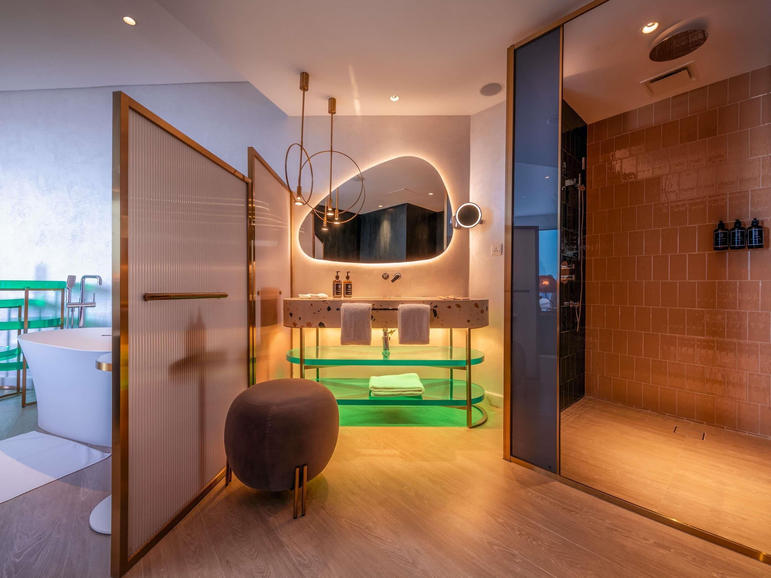 Hypo-allergenic bedding, minibar, in-room safe, desk