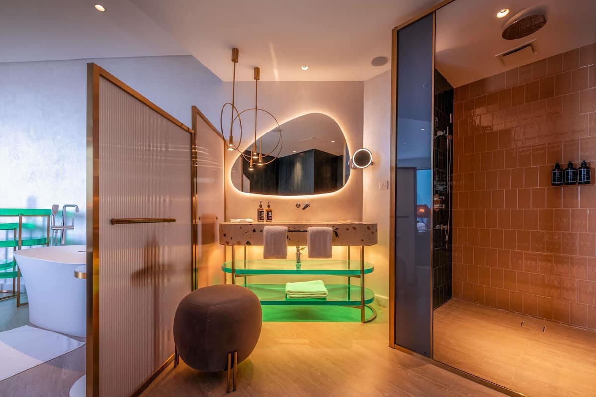 Hypo-allergenic bedding, minibar, in-room safe, desk