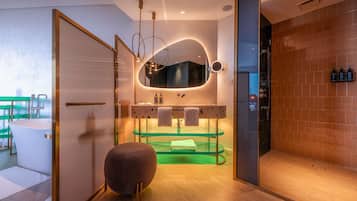 Ropa de cama hipoalergénica, minibar, caja fuerte y escritorio