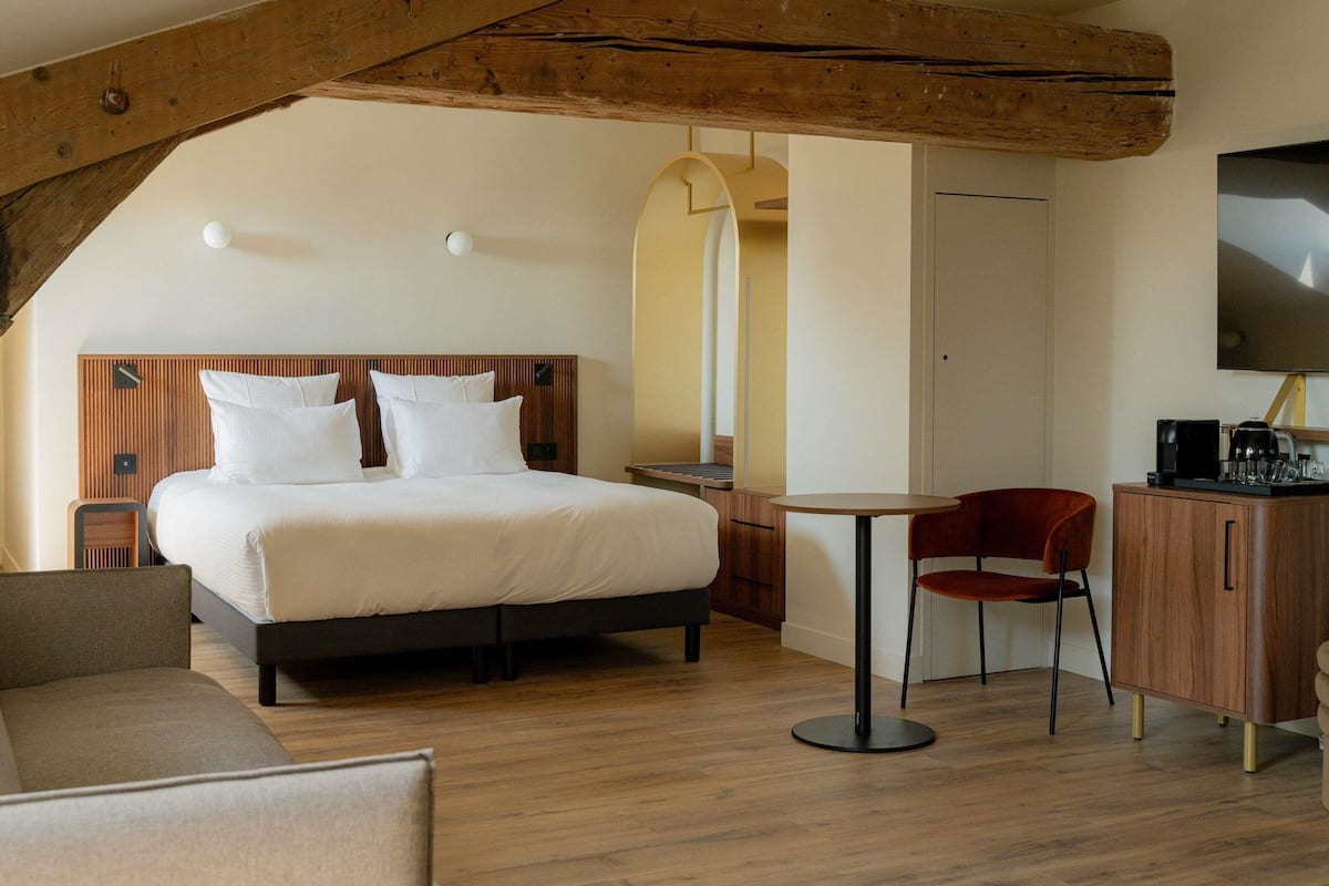 Suite superior, 1 cama doble con sofá cama | Caja fuerte, cortinas opacas, sistema de insonorización y wifi gratis