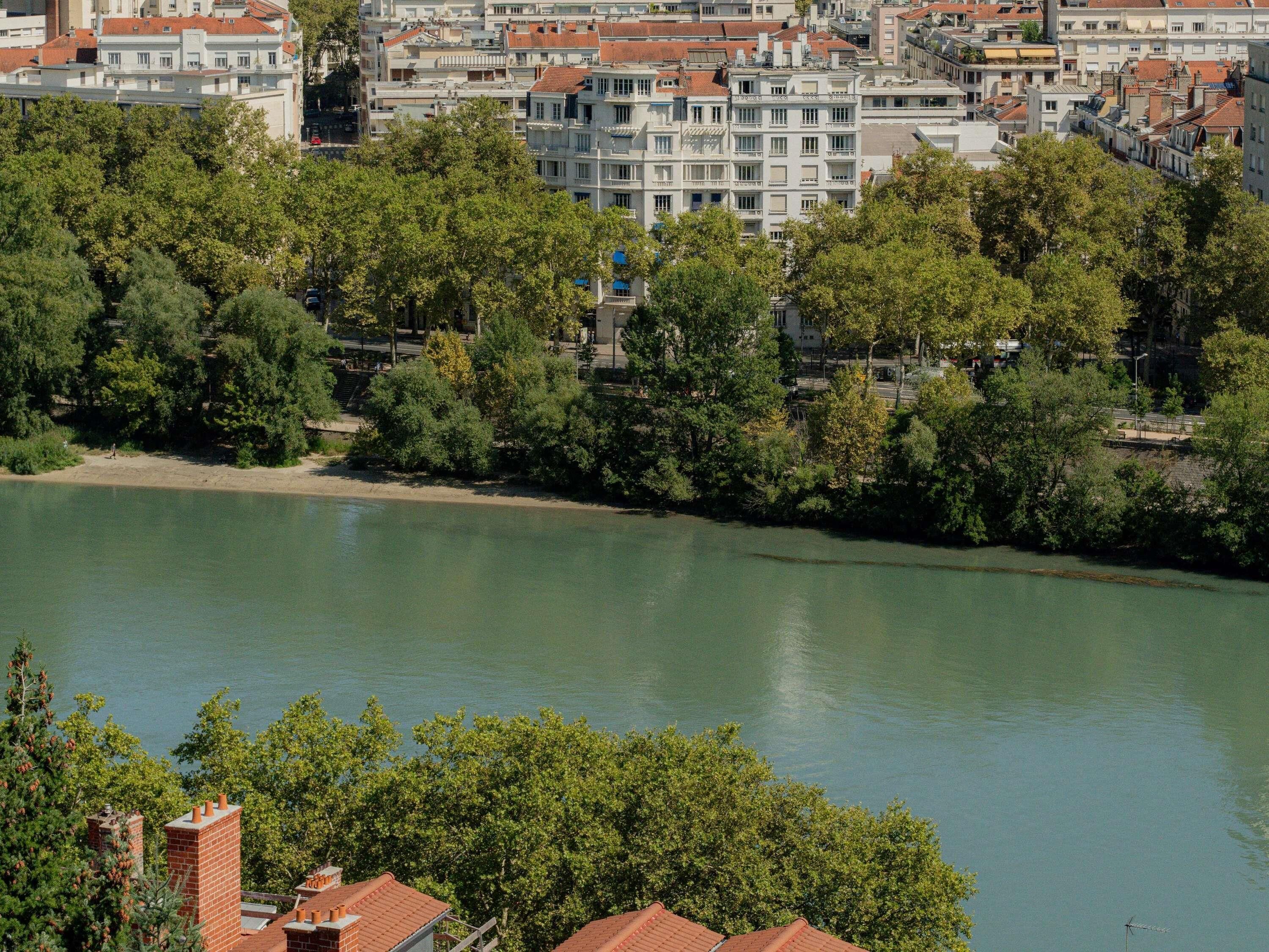 Junior Suite, 1 King Bed, River View (Deluxe) | In-room safe, blackout drapes, soundproofing, free WiFi