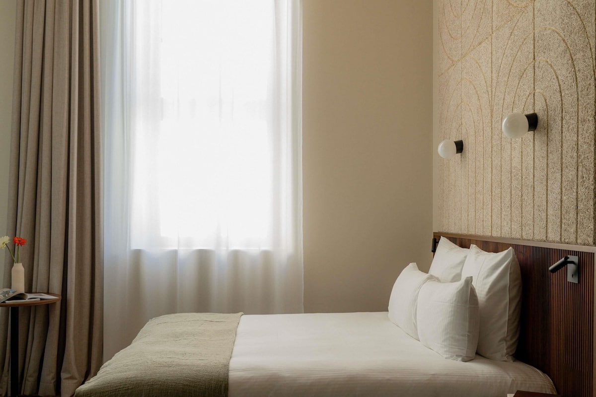 Cofres nos quartos, cortinas blackout, quartos à prova de som