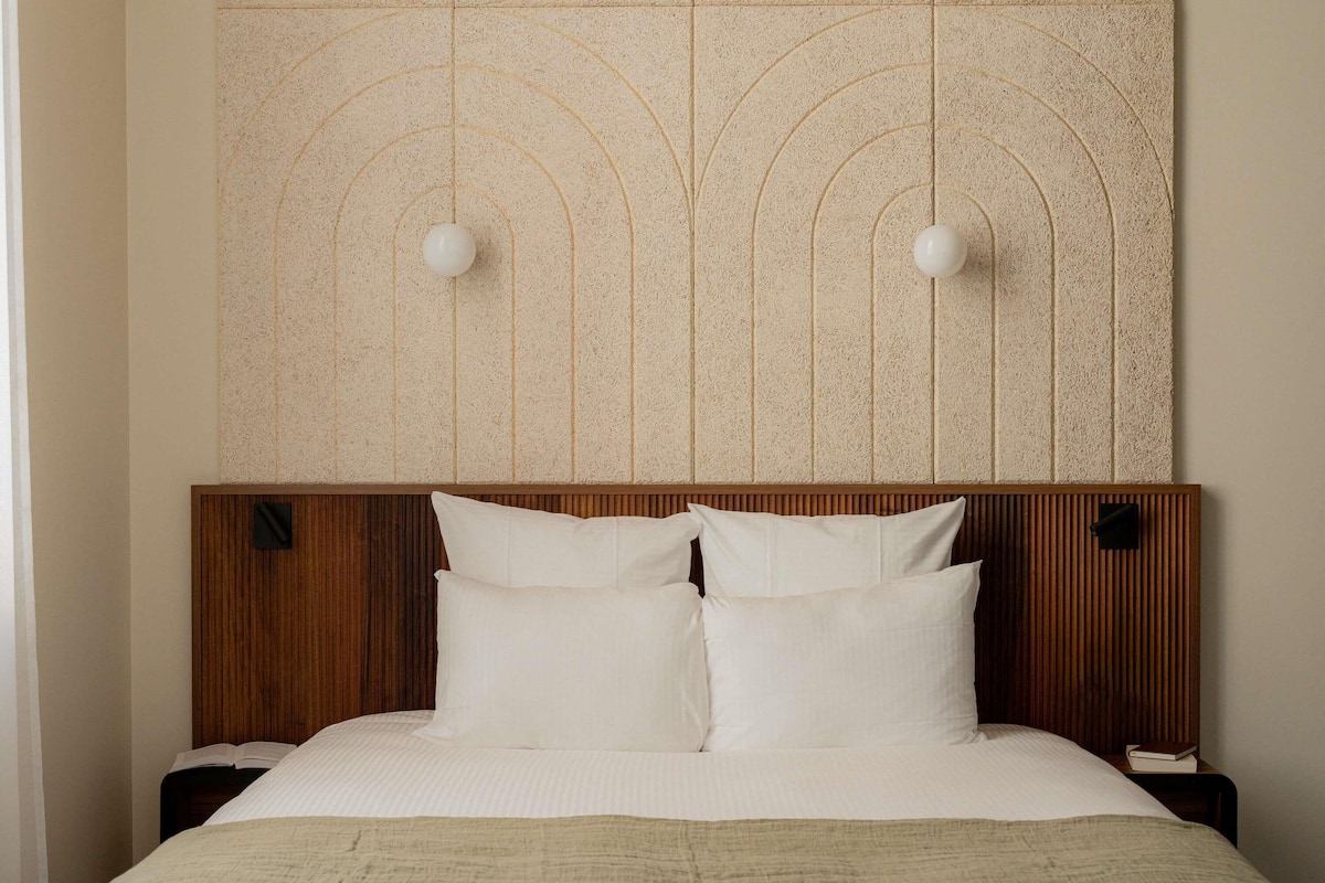 Caja fuerte, cortinas opacas, sistema de insonorización y wifi gratis