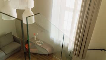 Caja de seguridad en la habitación, cortinas blackout y insonorización