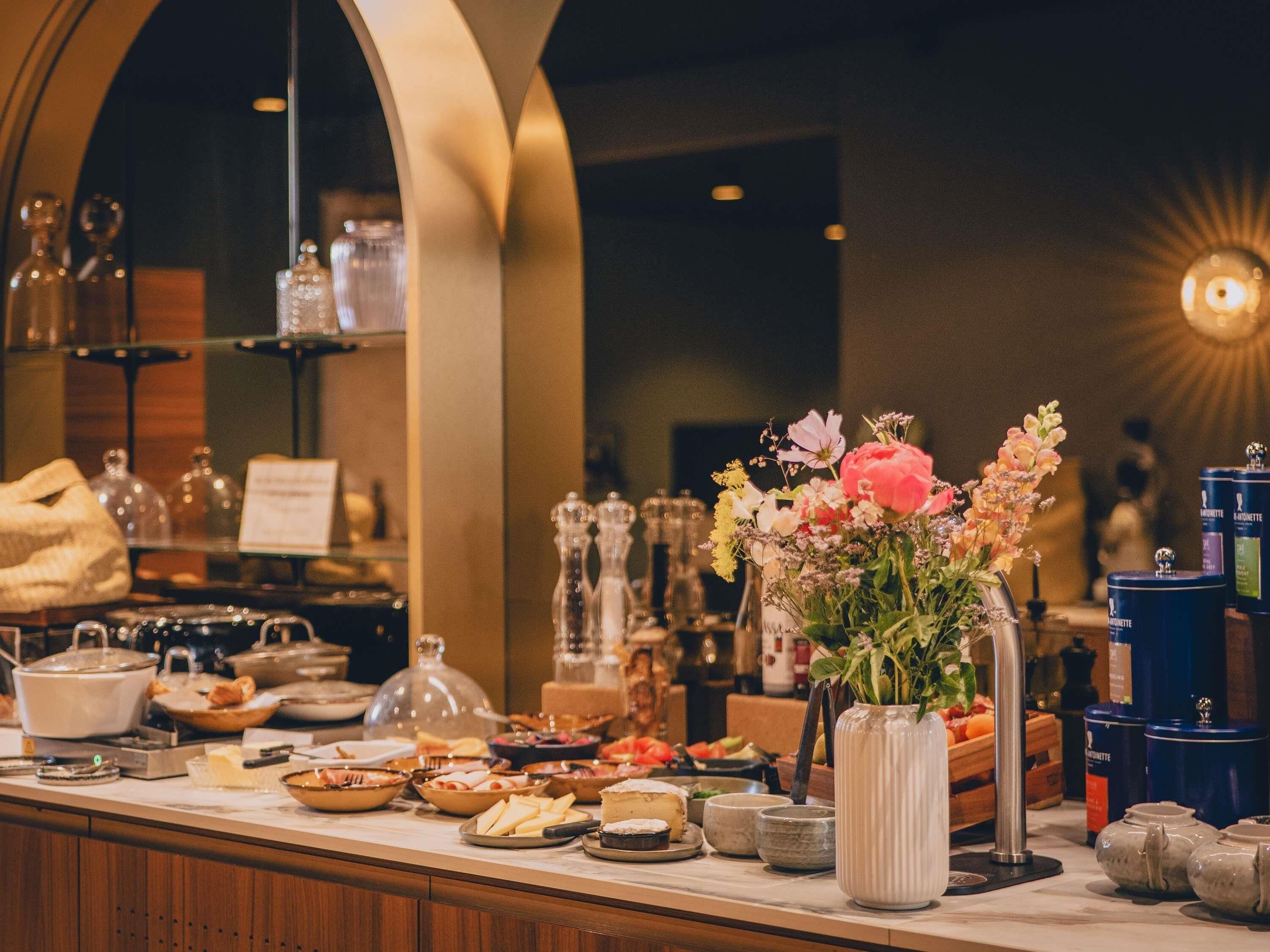 Tägliches Frühstücksbuffet gegen Gebühr