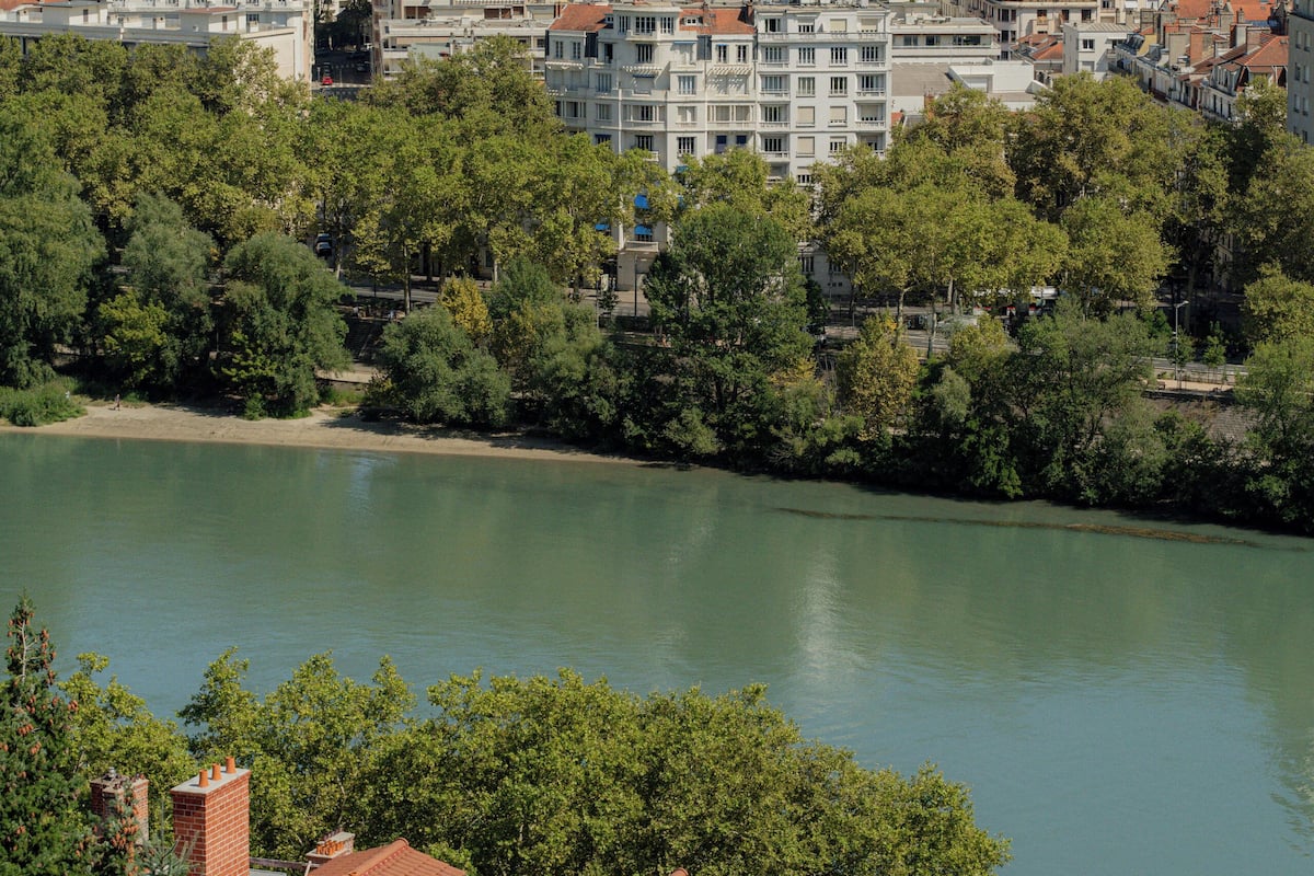Junior Suite, 1 King Bed, River View (Deluxe) | In-room safe, blackout drapes, soundproofing, free WiFi