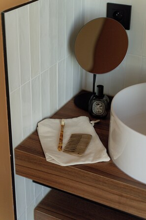 Deluxe Room, 1 Double Bed | Bathroom | Free toiletries, hair dryer