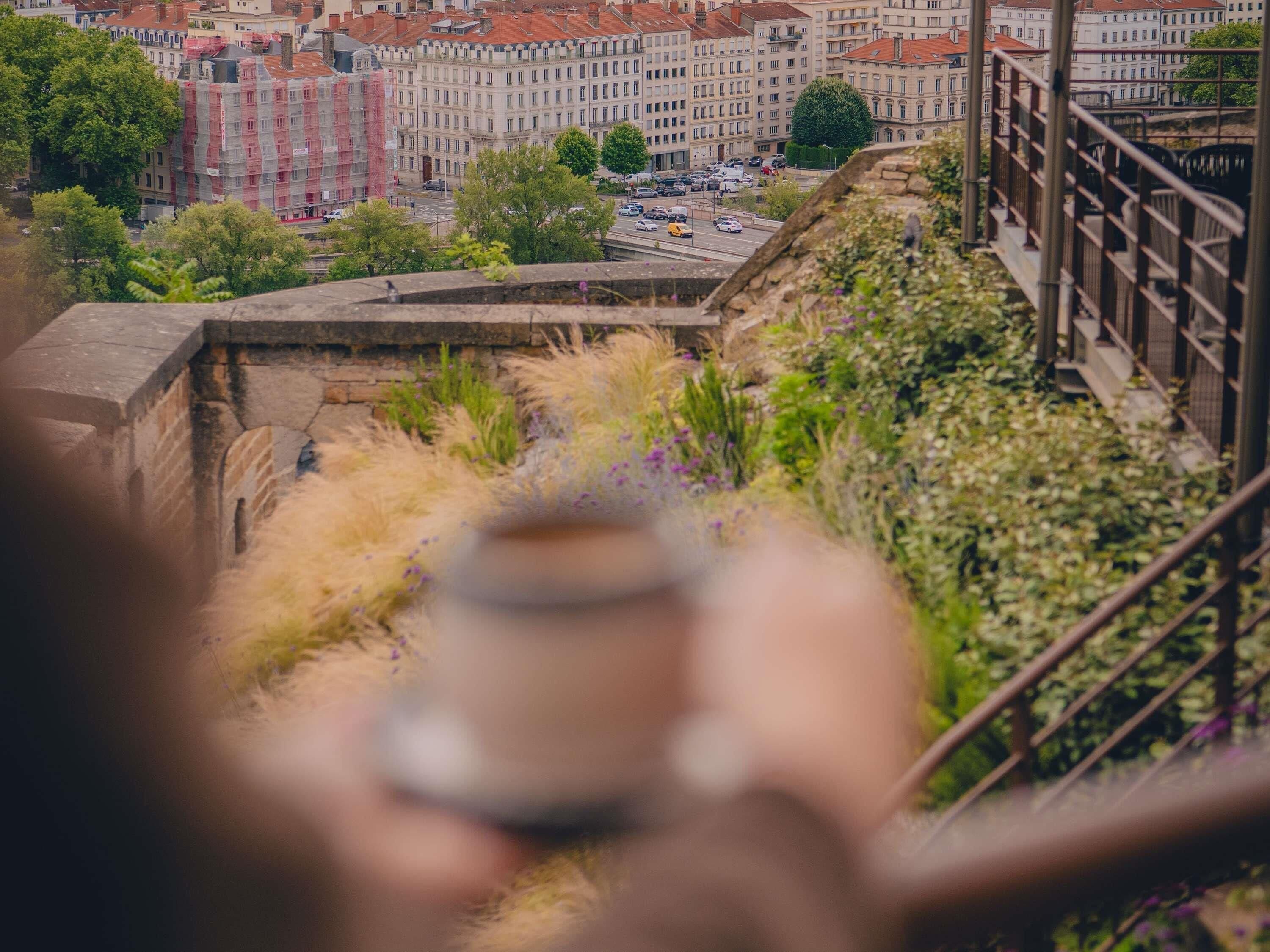 Vista de un paisaje urbano con edificios y un puente.