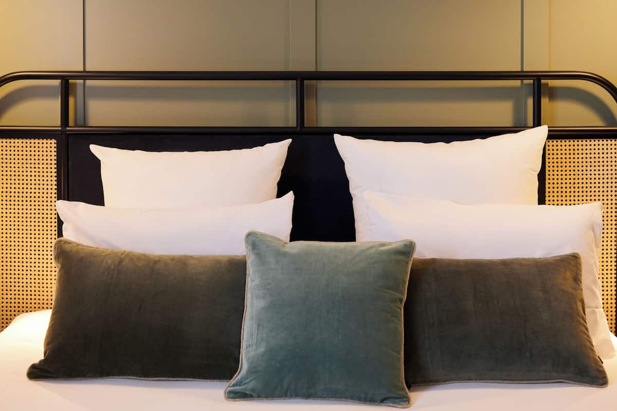 Superior Room, 1 King Bed | Soundproofing, iron/ironing board, free WiFi