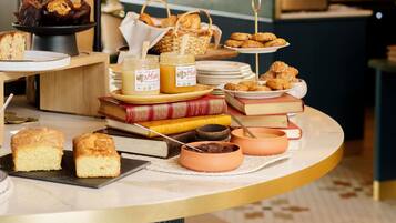 بوفيه فطور يوميًا بتكلفة قدرها (22 EUR للشخص)