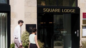 Der Eingang zum Square Lodge mit einem deutlichen Schild über der Tür.