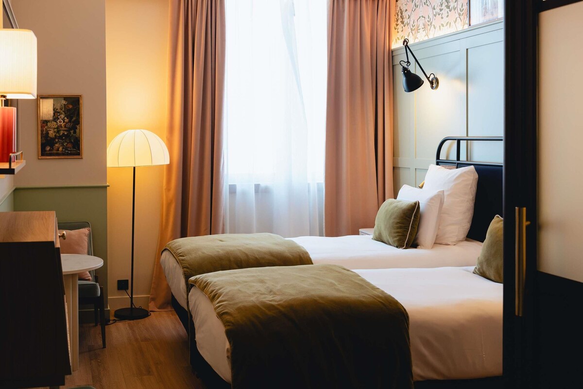 Classic Room, 2 Twin Beds | Premium bedding, pillowtop beds, in-room safe, desk