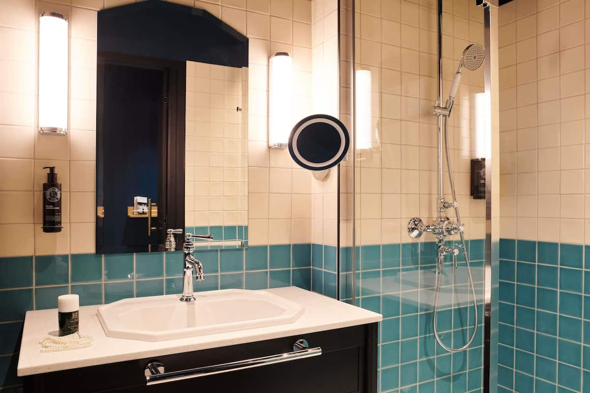 Sistema de insonorización, tabla de planchar con plancha y wifi gratis