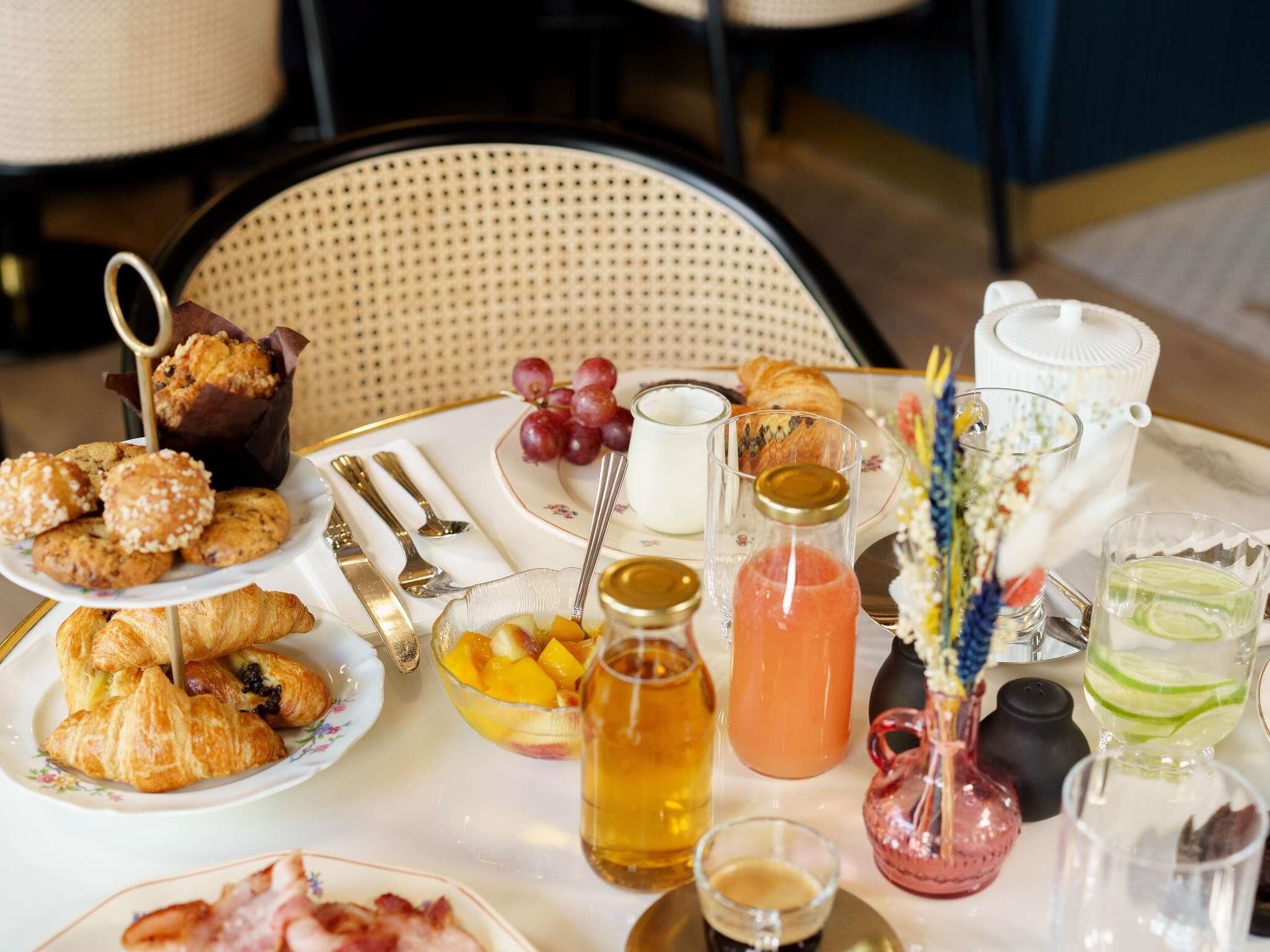 Daily buffet breakfast for a fee