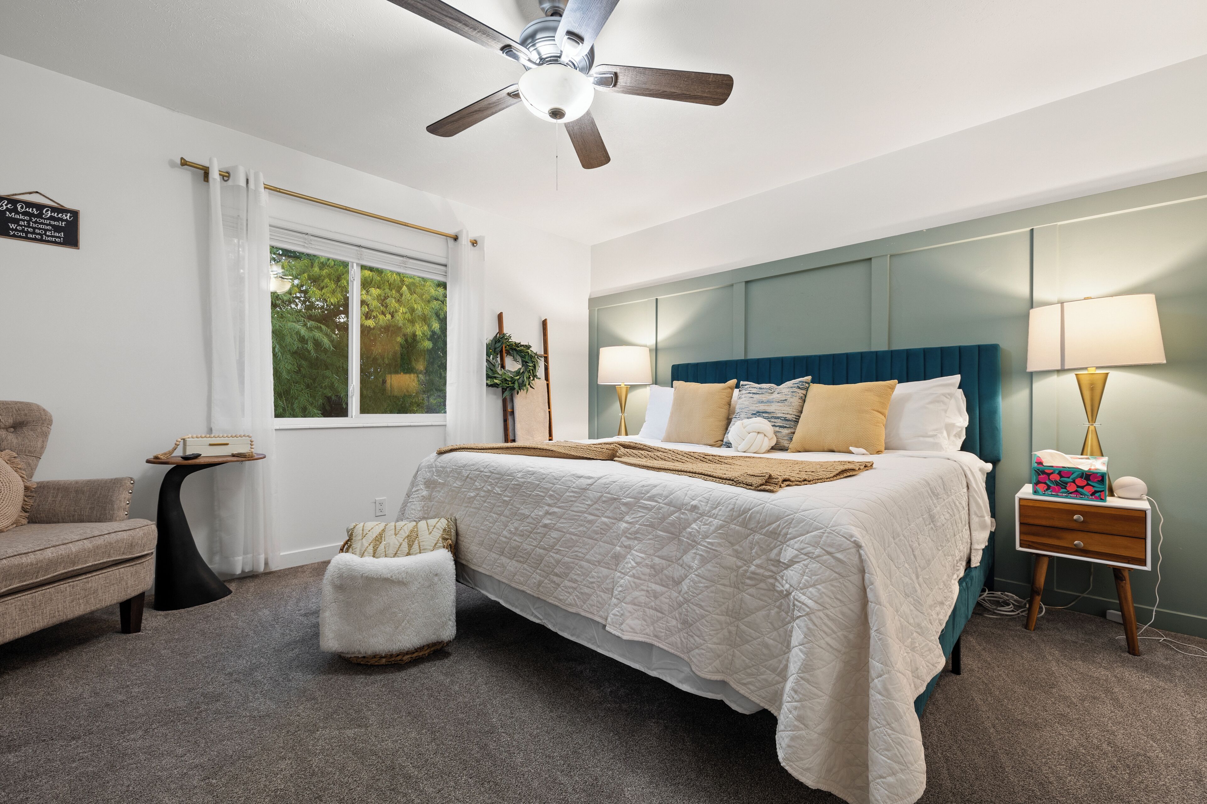 4 habitaciones, escritorio y tabla de planchar con plancha 