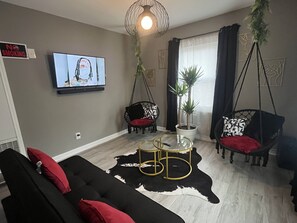 Smart TV, stereo - The Bungalow @erotic_bnb Charming 2bedroom house in heart of SouthEnd, Charlotte (Charlotte)