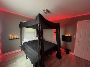 2 bedrooms, iron/ironing board, free WiFi, bed sheets - The Bungalow @erotic_bnb Charming 2bedroom house in heart of SouthEnd, Charlotte (Charlotte)