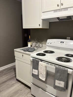 Fridge, microwave, oven, stovetop - The Bungalow @erotic_bnb Charming 2bedroom house in heart of SouthEnd, Charlotte (Charlotte)