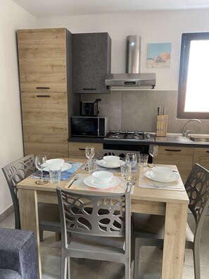 Refrigerador, horno y utensilios de cocina 