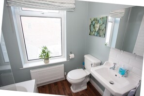 Casa | Baño | Tina con regadera, tina profunda, toallas 