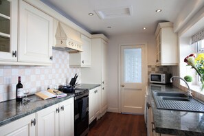 Casa | Cocina privada | Frigorífico, microondas, horno y placa de cocina