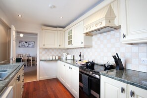 House | Private kitchen | Fridge, microwave, oven, stovetop - Haven 3 Bedroom House in Whalley (Clitheroe)